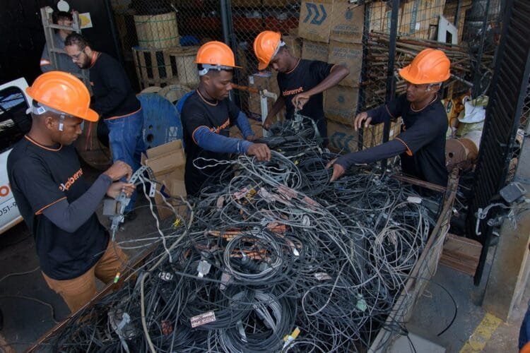 Empresa anapolina lança projeto para retirada de fios soltos em postes