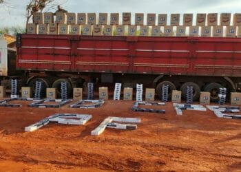 Polícia apreende carreta com 500 mil maços de cigarros contrabandeados em Goiás