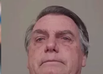 Jair Bolsonaro se emociona com discurso emocionante de Michelle sobre a família