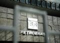 Petrobras reduz preço de gasolina para distribuidoras a partir desta sexta-feira (16)