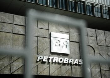 Petrobras reduz preço de gasolina para distribuidoras a partir desta sexta-feira (16)