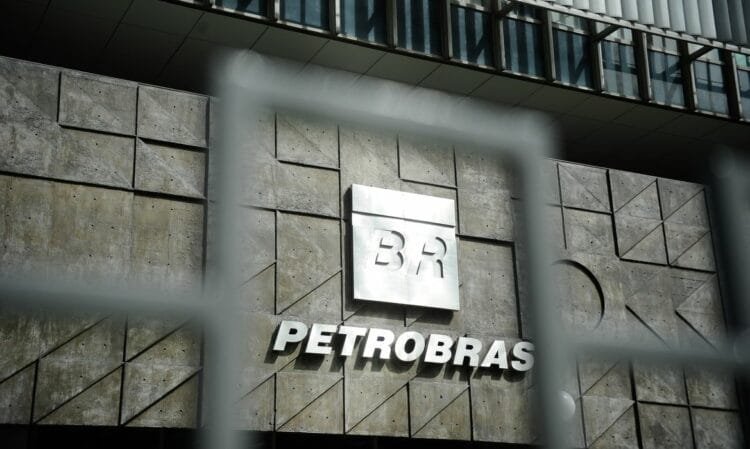 Petrobras reduz preço de gasolina para distribuidoras a partir desta sexta-feira (16)