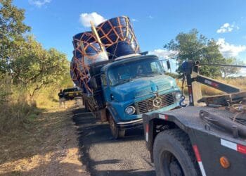 Vídeo: PRF intercepta caminhão prestes a tombar devido a carga torta