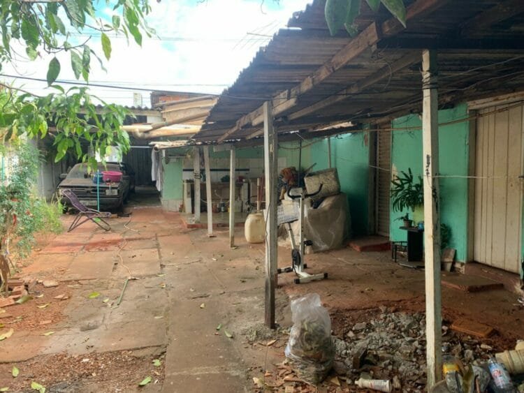 Polícia Civil prende idosa que amarrava cadela com fio de arame e ainda maltratava galinhas