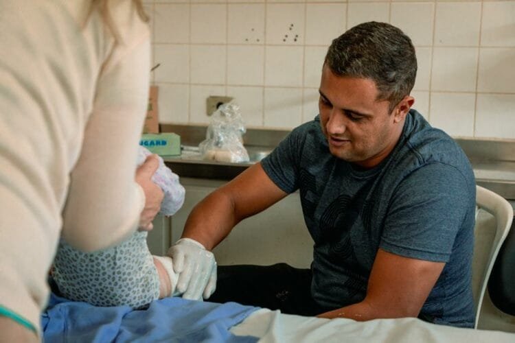 Tratamento gratuito oferecido pela Prefeitura de Anápolis auxilia crianças com pés tortos