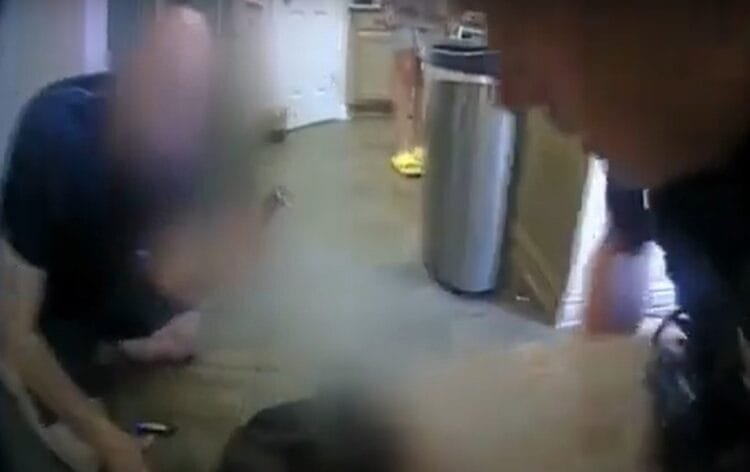 Vídeo: Policiais e bombeiros viram heróis ao salvar criança que afogou em piscina de casa