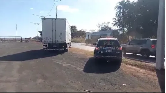 Polícia Rodoviária Federal apreende carga milionária de cigarros contrabandeados em Goiás