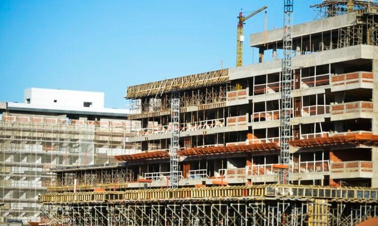 Preços da construção variam 0,36 em maio, impulsionados por alta na mão de obra