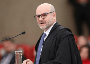 VÍDEO: Advogado de Bolsonaro desmonta acusações sobre reunião com embaixadores no TSE e julgamento é adiado