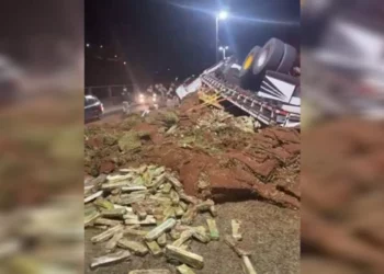 Caminhão carregado de drogas vira em frente a batalhão da PM