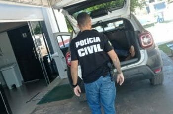 Prisão de agressor: Homem é preso por arrastar ex-mulher pelo cabelo e tentar atropelá-la