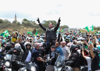 Bolsonaro é tietado em churrascaria e festival de motos em Brasília; assista