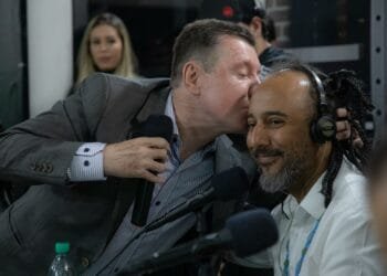 José Nelto é criticado por beijar negro ao vivo enquanto acusava Gayer de racismo