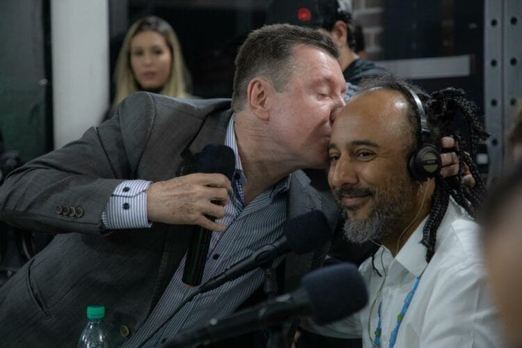 José Nelto é criticado por beijar negro ao vivo enquanto acusava Gayer de racismo