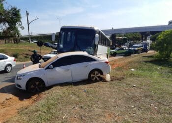 Acidente de ônibus com equipe de futebol deixa três feridos em Anápolis