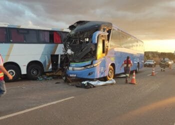 URGENTE: Acidente entre dois ônibus na BR-060, em Anápolis, mata uma pessoa e deixa dezenas de pessoas feridas