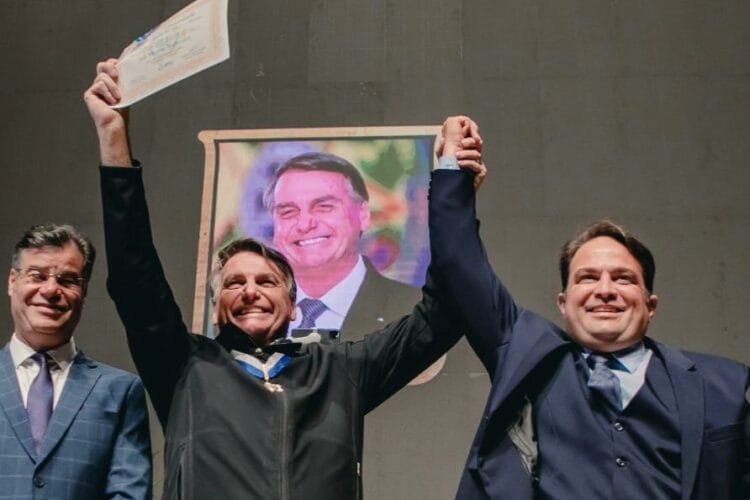 Gesto de Bolsonaro à Roberto aponta para eleição de 2024