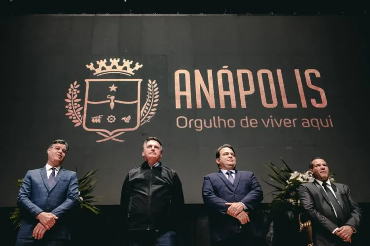Mesmo inelegível, Bolsonaro mira no futuro político e projeta eleições de 2024