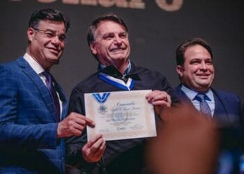 Com gritos de “mito”, Bolsonaro recebe a Comenda Gomes de Souza Ramos em Anápolis