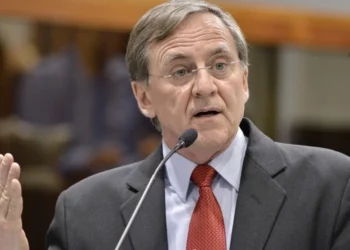 Pesquisa revela alta taxa de rejeição a Antônio Gomide para as eleições de 2024