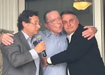 Emocionante reencontro: Bolsonaro se encontra com médico que o operou após facada