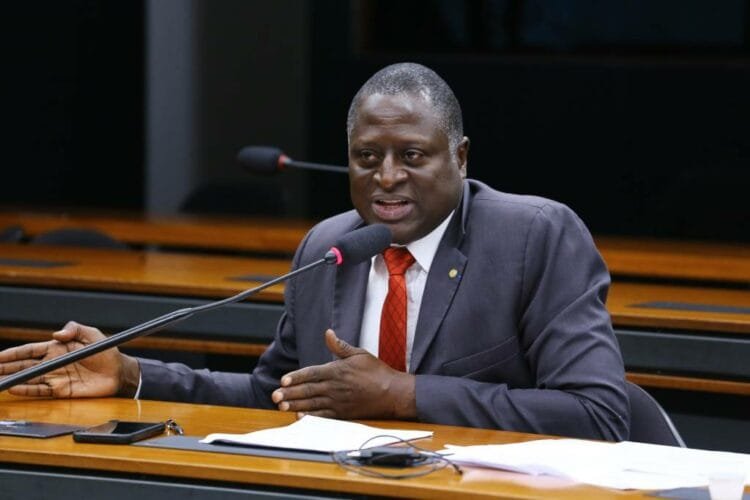 Deputado protocola projeto de lei para tipificar o crime de cristofobia