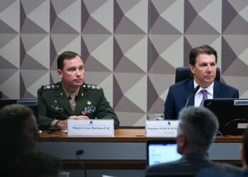 Mauro Cid vai à CPI Mista fardado, fica em silêncio e acusa Moraes de passar por cima da PGR