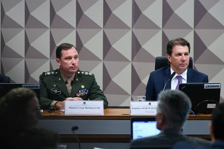 Mauro Cid vai à CPI Mista fardado, fica em silêncio e acusa Moraes de passar por cima da PGR