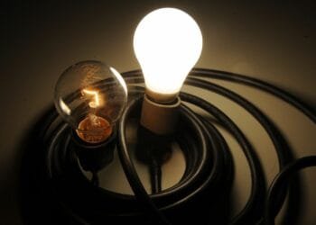 Aneel propõe redução de até 37% nos valores das bandeiras tarifárias; decisão passa por consulta pública