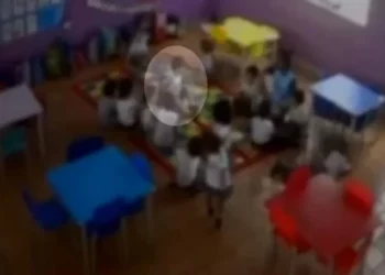VÍDEO: Menino autista de 3 anos é amarrado a cadeira em escola de Goiás