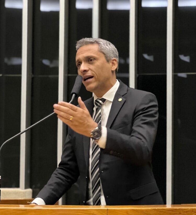 GRAVE: Jornalista distorce informação e publica fake news acusando deputado de sugerir vídeo com execução de ministro do STF