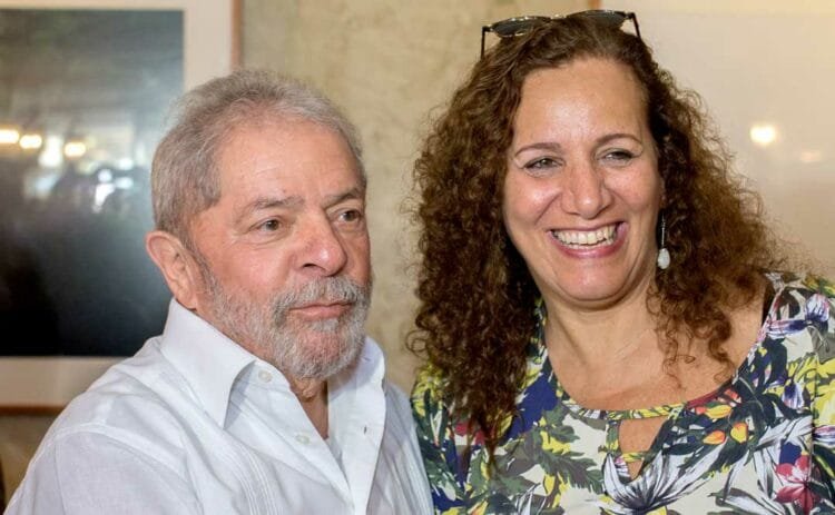 Bolsonaro acusa deputada de calúnia após polêmica sobre presente com ‘pedras preciosas’