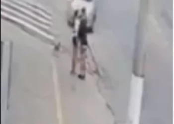 VÍDEO: Casal é atropelado enquanto se beija na calçada