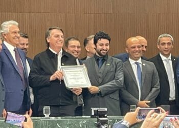 Bolsonaro recebe título e afirma: “Sei do risco que corro no Brasil”