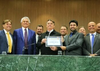 “É uma honraria que impõe muito mais deveres do que direitos”, diz Caiado sobre título de cidadão goiano concedido a Bolsonaro