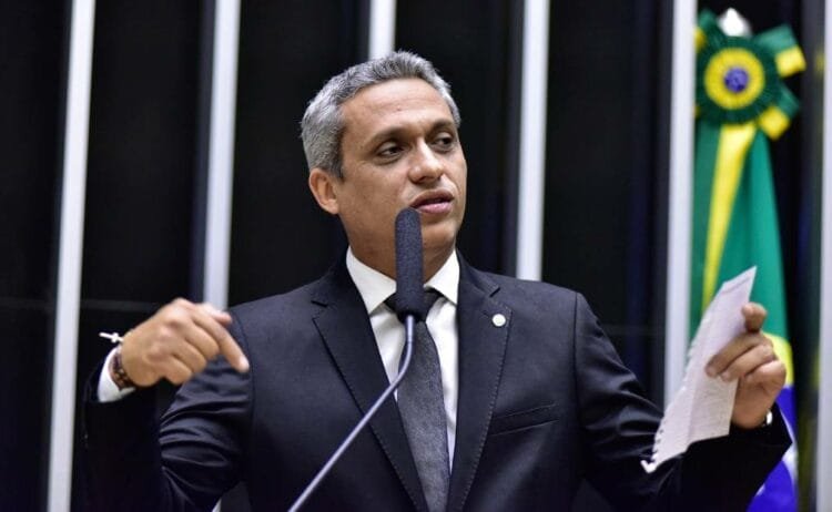 URGENTE: Gustavo Gayer propõe moção de repúdio à nomeação de ex-prefeita presa por desvios na área educacional