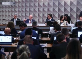 VÍDEO: Clima esquenta na CPMI do 8 de janeiro após nova interrupção