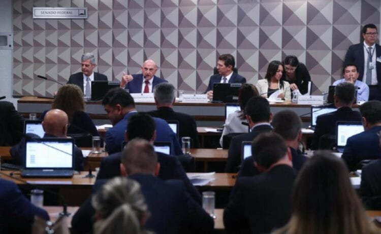 VÍDEO: Clima esquenta na CPMI do 8 de janeiro após nova interrupção