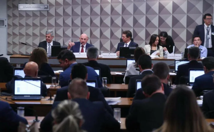 VÍDEO: Clima esquenta na CPMI do 8 de janeiro após nova interrupção