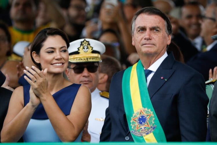 Michelle Bolsonaro pede orações nas redes sociais para as cirurgias de Bolsonaro