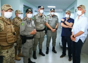 Caiado visita PMs feridos e ressalta preparo das forças de segurança