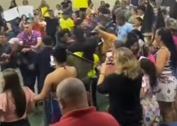 VÍDEO: Vereador é agredido por população durante sessão na Câmara Municipal