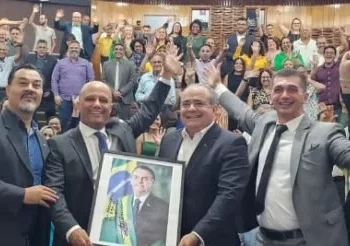 Quadro autografado por Bolsonaro arrematado por R$ 55 mil em evento conservador