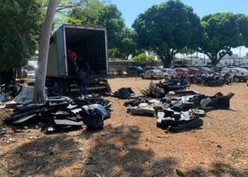 URGENTE: Polícia Civil apreende caminhão com 14 carros cortados