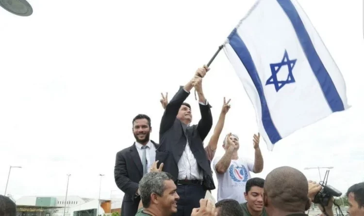 VÍDEO: “Temos que nos preparar para tudo”, diz Bolsonaro com bandeira de Israel