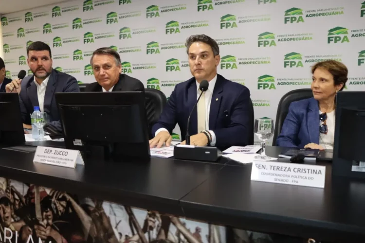 Bolsonaro anuncia apoio à frente parlamentar da invasão zero