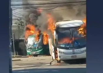 Ônibus são incendiados por milicianos no Rio de Janeiro