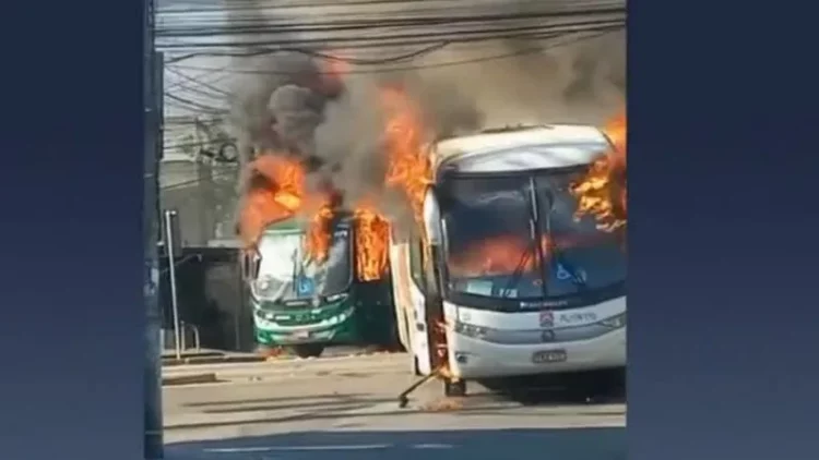 Ônibus são incendiados por milicianos no Rio de Janeiro