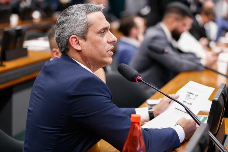 Deputado condena protestos pró-Hamas: queima de bandeiras de Israel e Estados Unidos em Goiânia gera indignação