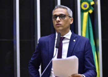 Promovendo Investimentos na Educação Básica: Emendas de Gayer ao PLDO 2024 recebem aprovação da Comissão de Educação